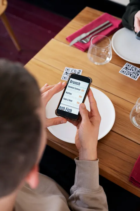 Un client qui lit le menu en ligne sur son téléphone