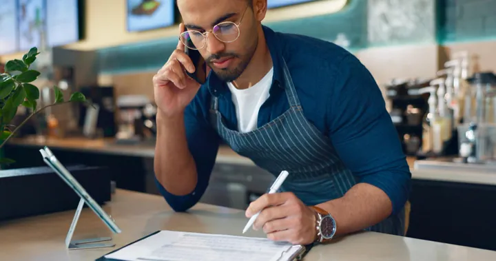 Une réservation prise au téléphone pendant le service